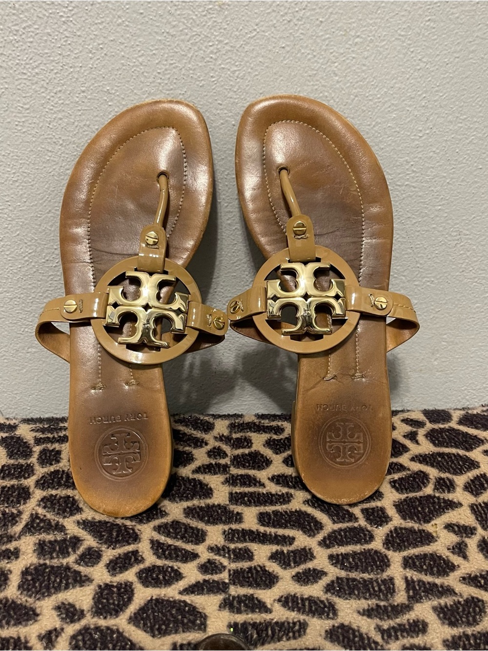 Tory Burch Large Metal Logo Thong Sandals Tan Leather Summer Womens 7.5